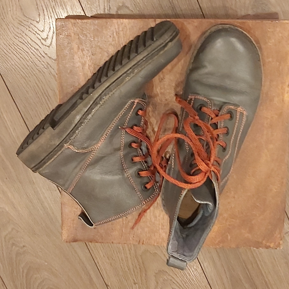 Naot Claudia ankle boot